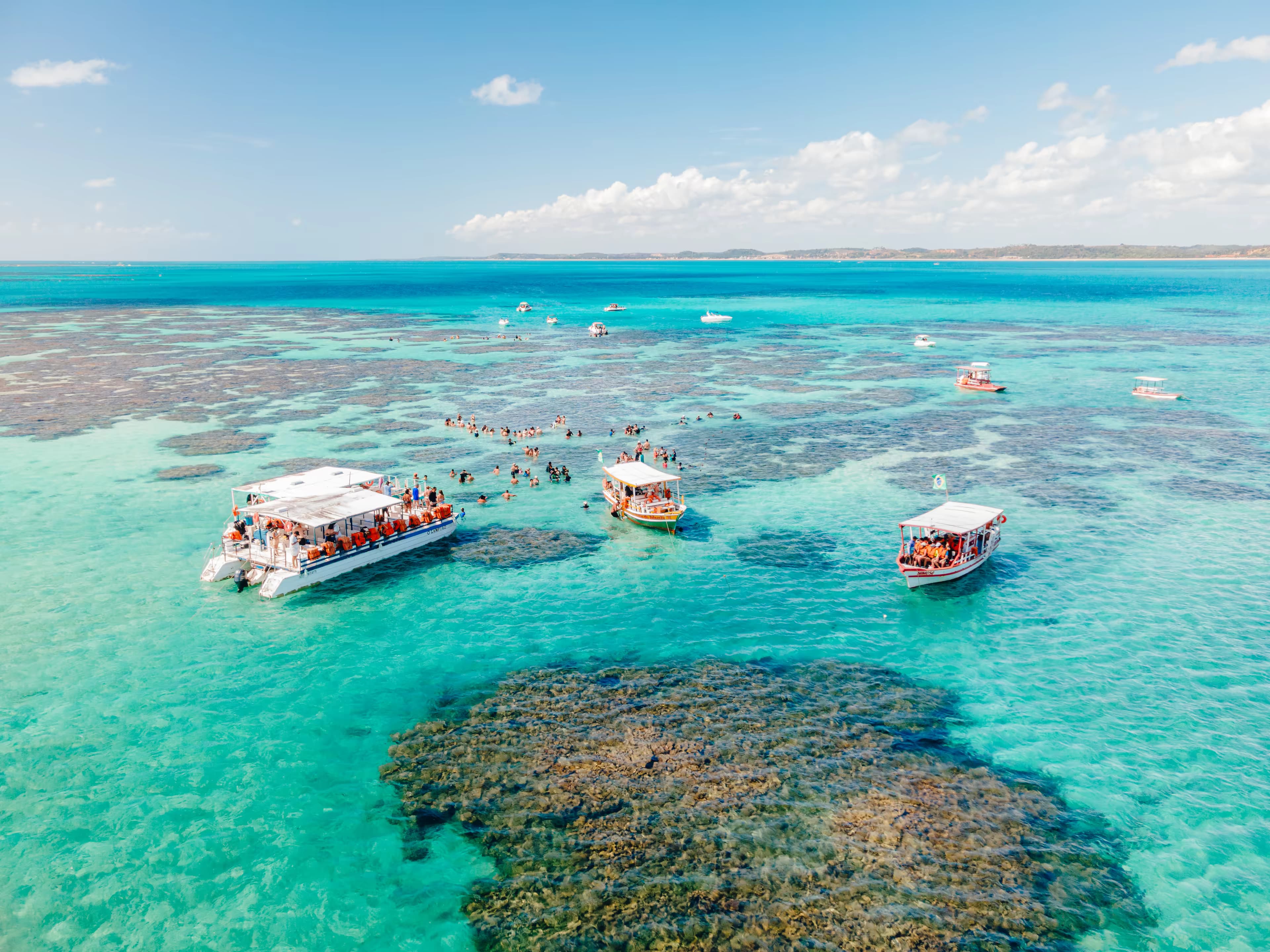 Vue aérienne des piscines naturelles de Maragogi sur la Côte des Coraux.