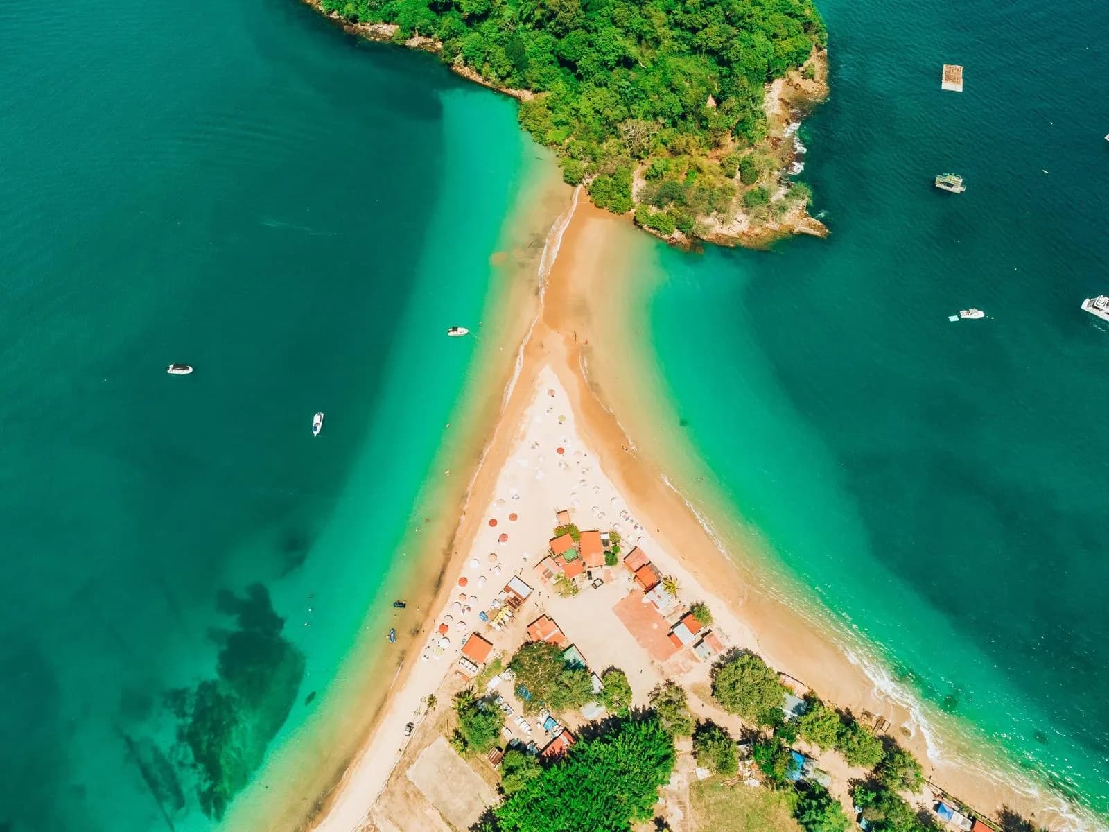 Vue aérienne d’une plage d’Alter do Chão et de ses eaux émeraude.