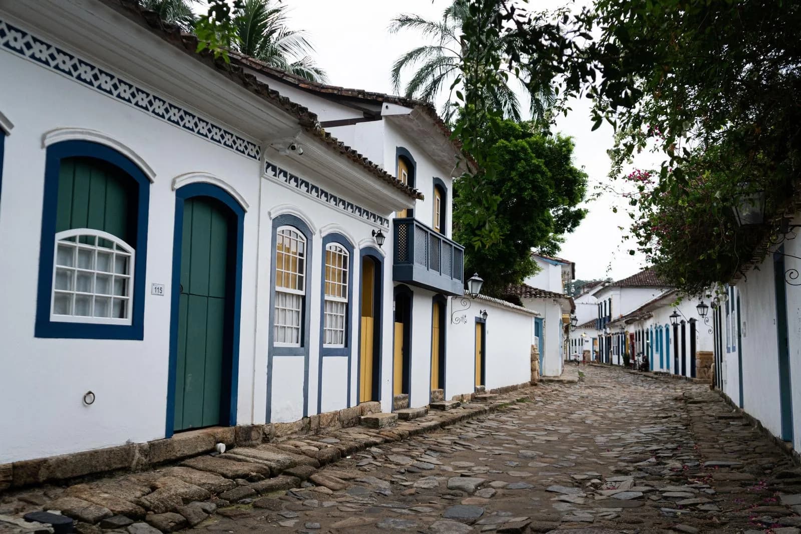 Rue pavée bordée de maisons coloniales à Paraty.