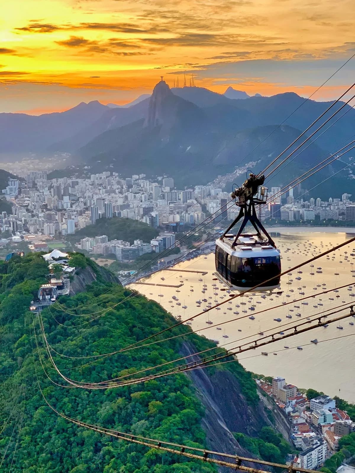 Téléphérique du Pain de Sucre au-dessus de Rio de Janeiro.