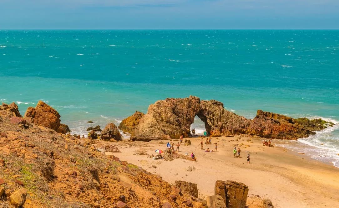 Falaises et mer turquoise sur le littoral de Jericoacoara.