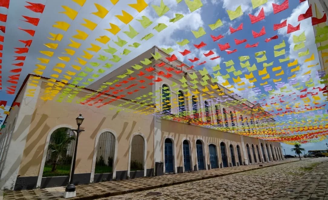 Fanions colorés au-dessus d’une rue de São Luís.