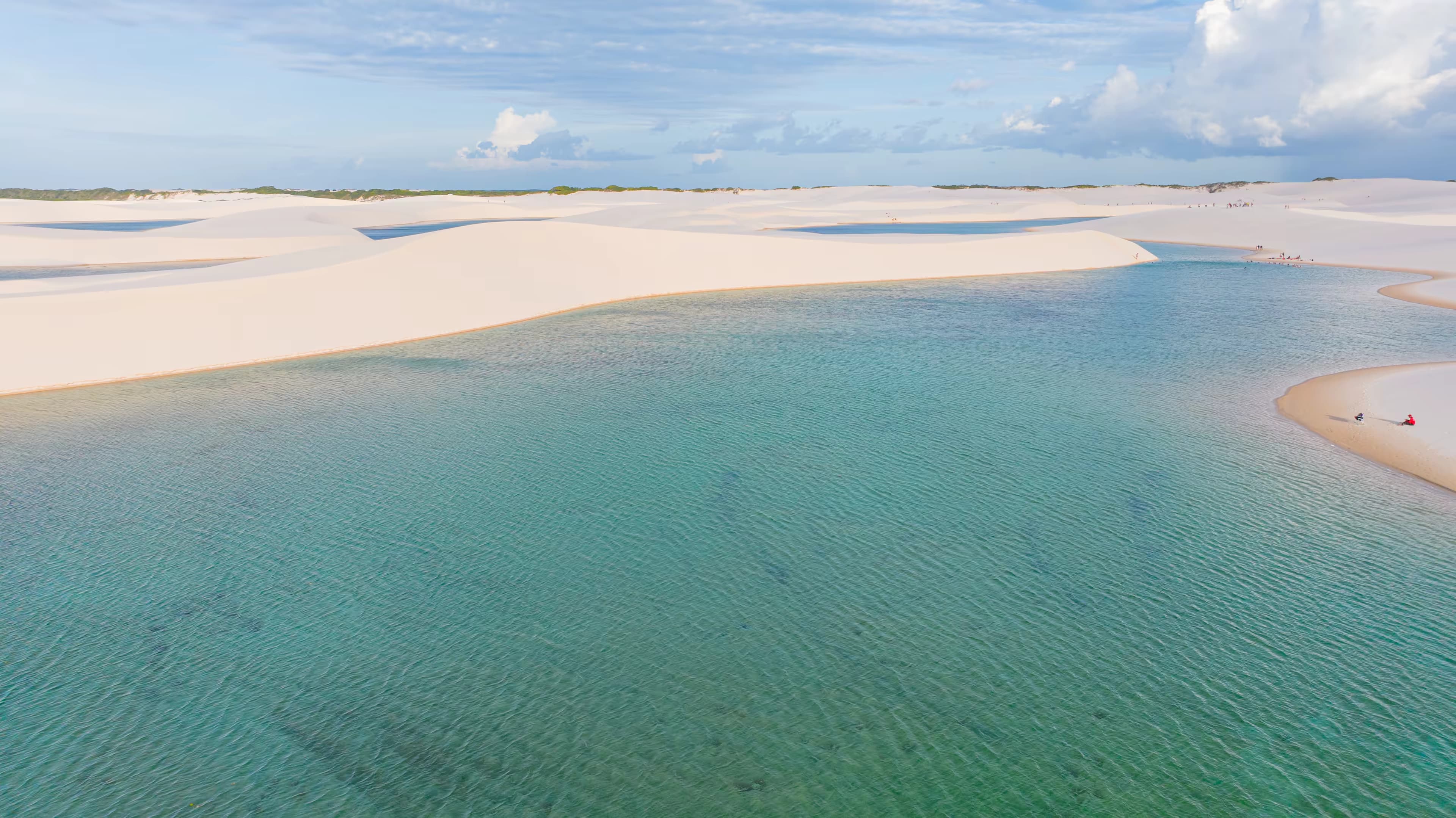 Lagunes turquoise entre les dunes blanches des Lençóis Maranhenses.