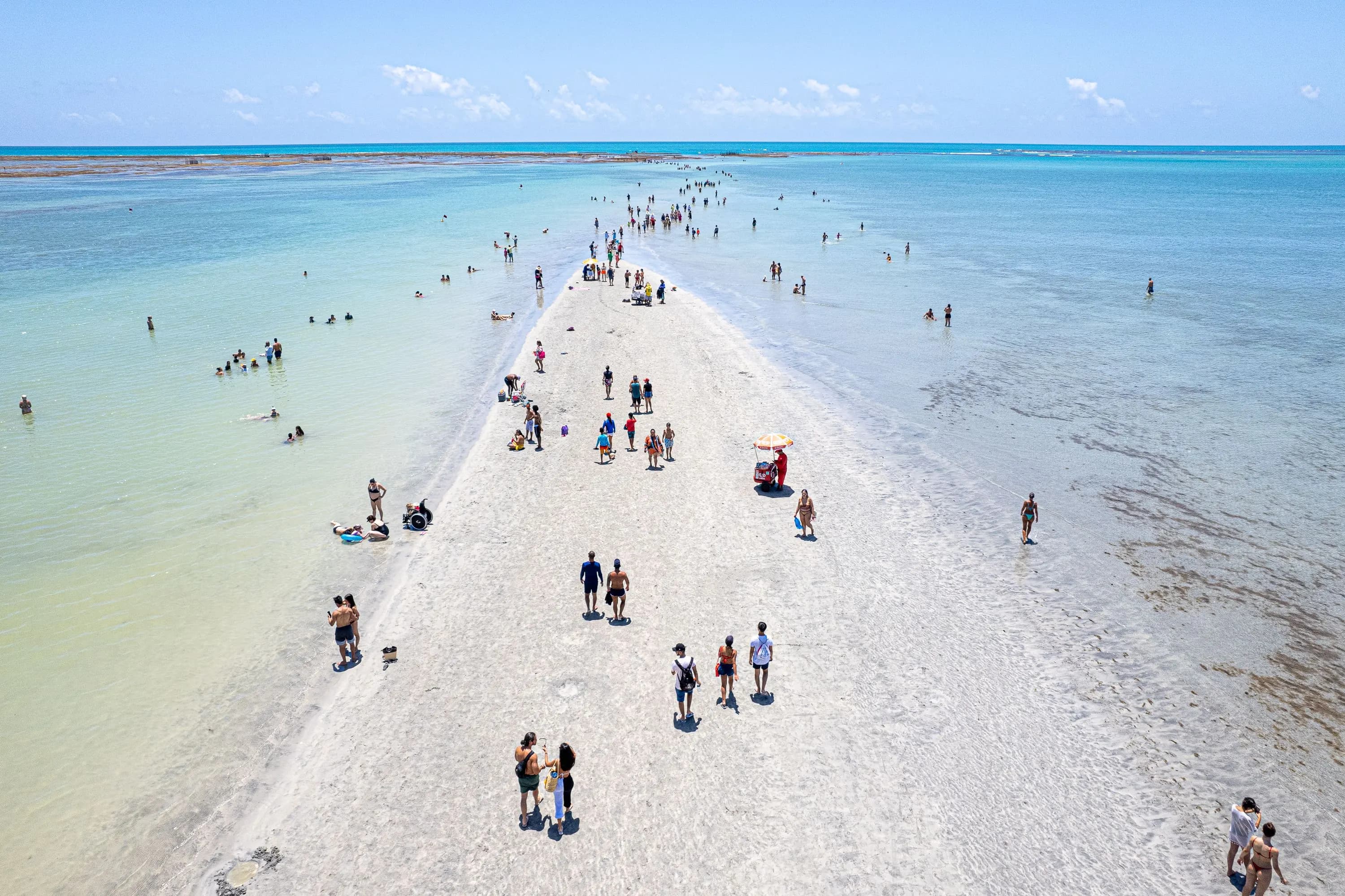 Banc de sable entouré d’eaux turquoise à Maceió, sur la Côte des Coraux.