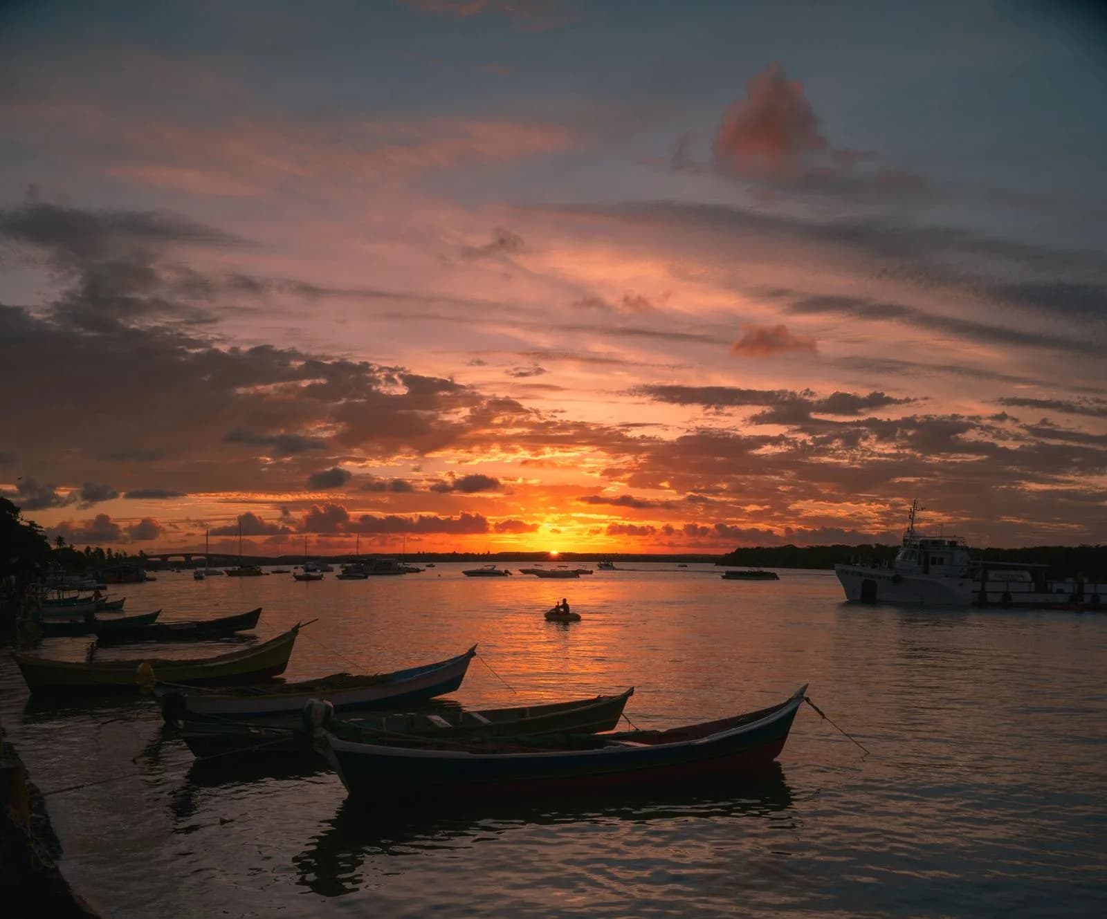 Coucher de soleil sur les barques du littoral d’Alagoas.