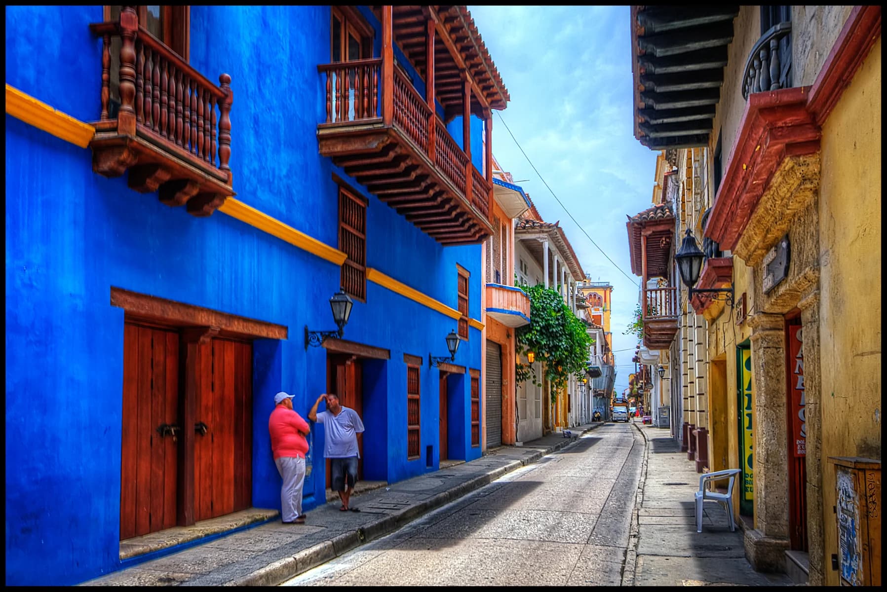 Rue aux façades bleues et aux balcons en bois dans le centre historique de Carthagène.