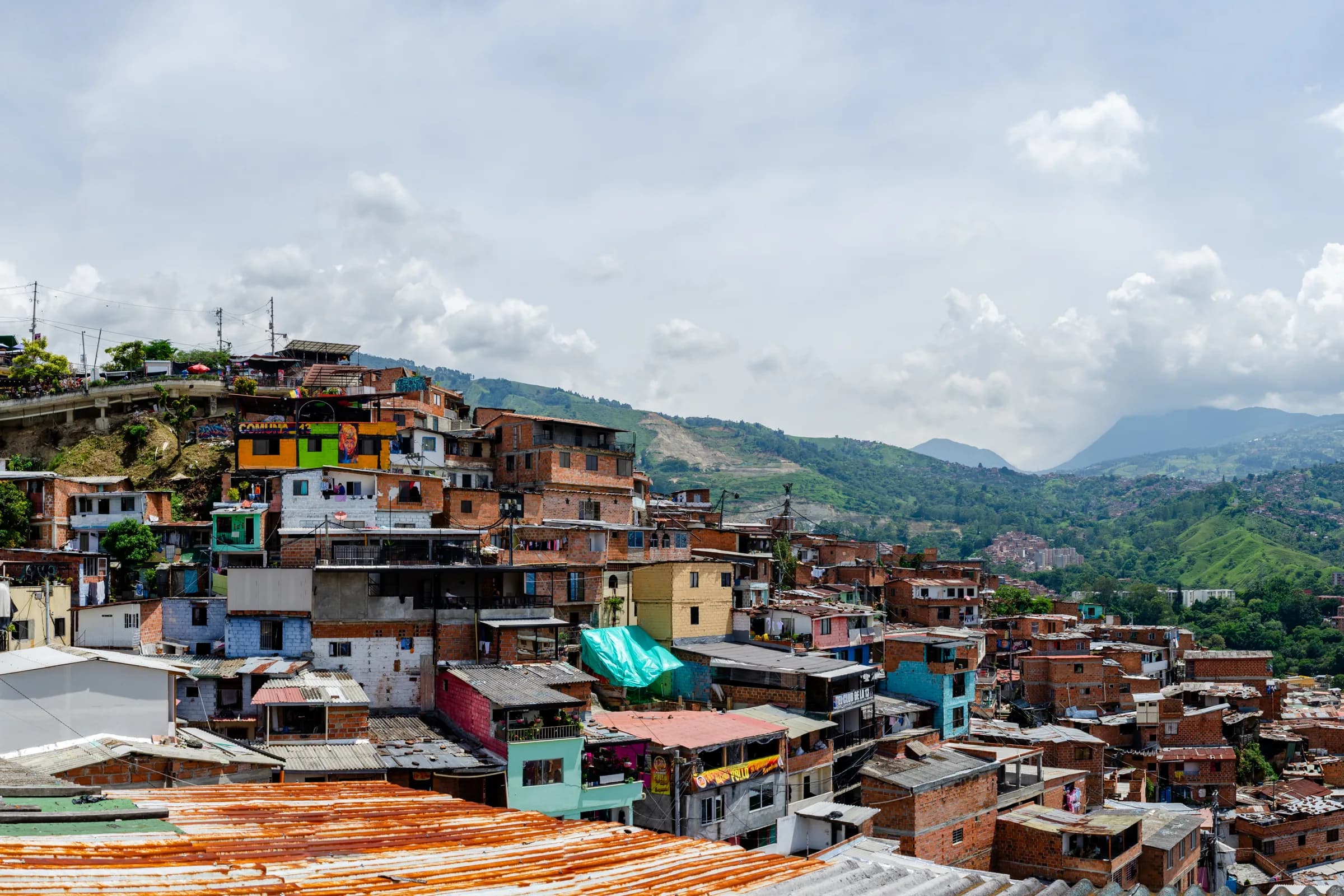 Quartier coloré de San Javier sur les reliefs verdoyants de Medellín.